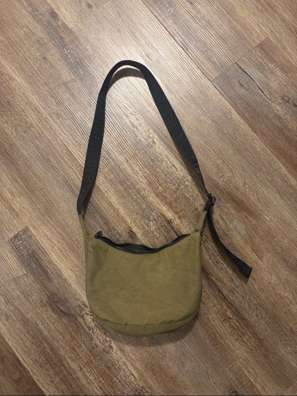 BAGGU SMALL CRESCENT